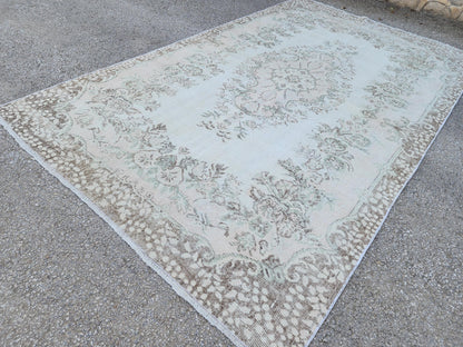 6x10 Vintage Rug: Gray Medallion Oriental Design, Neutral Living Room Interior