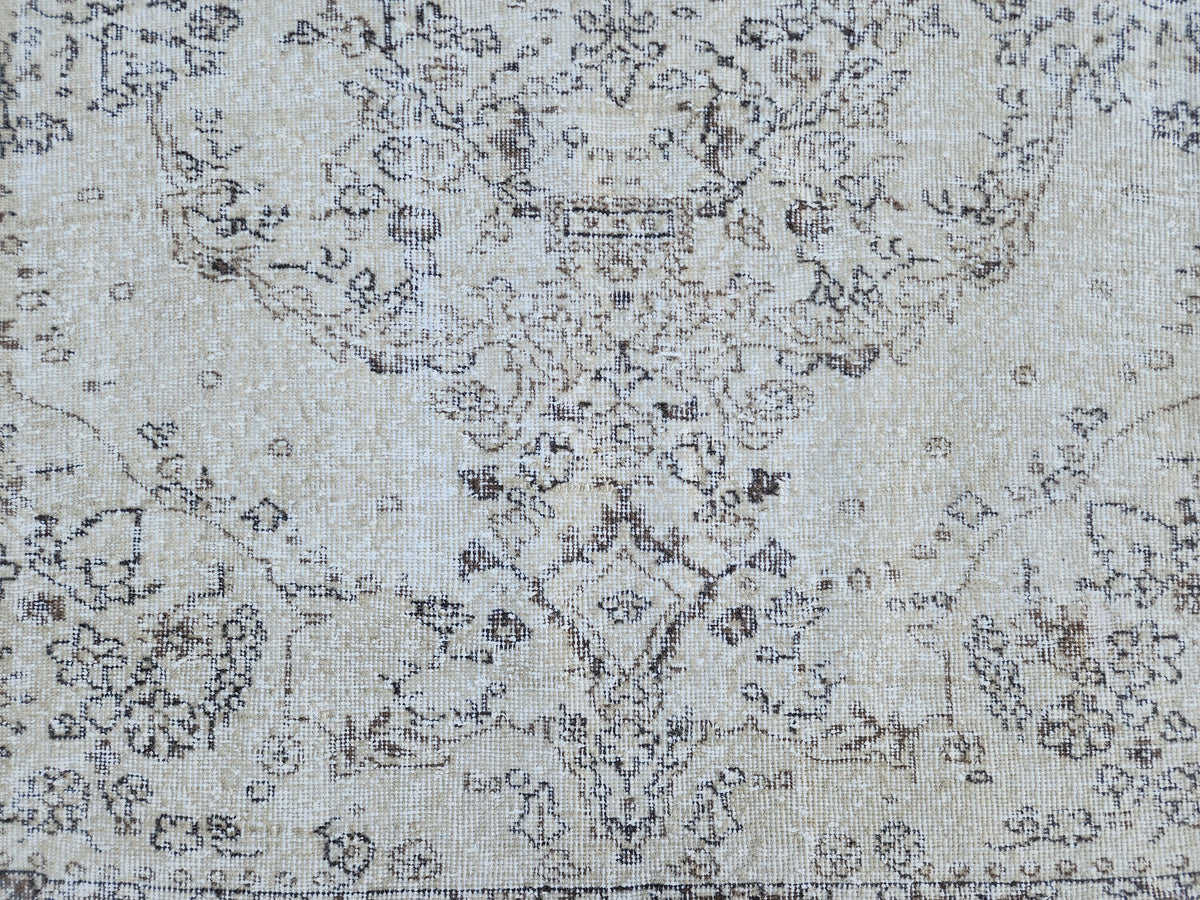 5x9 Vintage Turkish Rug: Handwoven Wool, Neutral Oriental Design