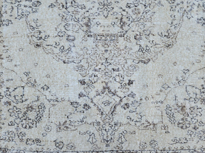 5x9 Vintage Turkish Rug: Handwoven Wool, Neutral Oriental Design