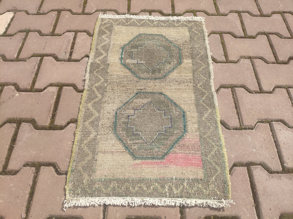 Oushak Boho Rug: Small Vintage Doormat (1.64x2.89 ft)