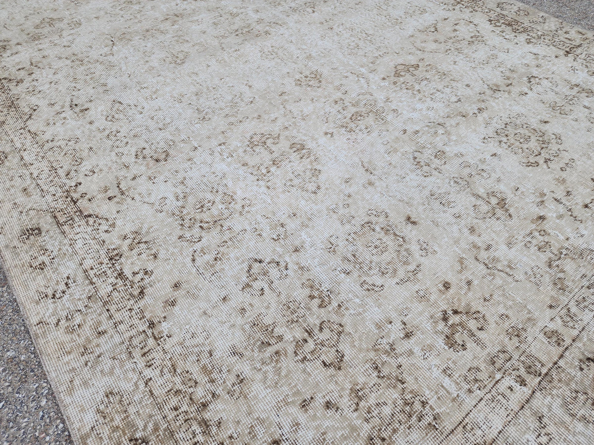6x9 Vintage Beige Oushak Rug: Turkish Wool, Geometric Design