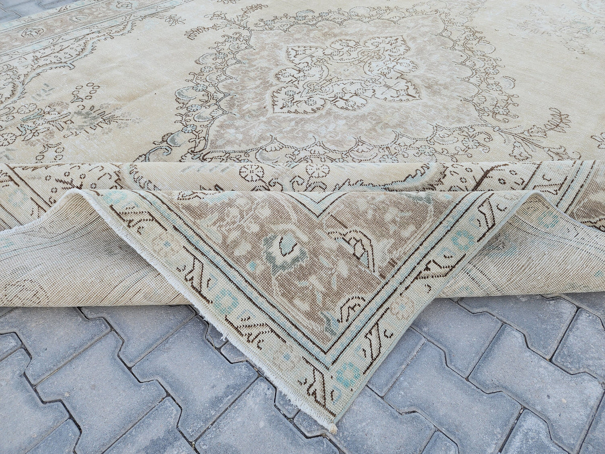 Large Vintage Turkish Rug 9x12: Handwoven Wool Beige Cream
