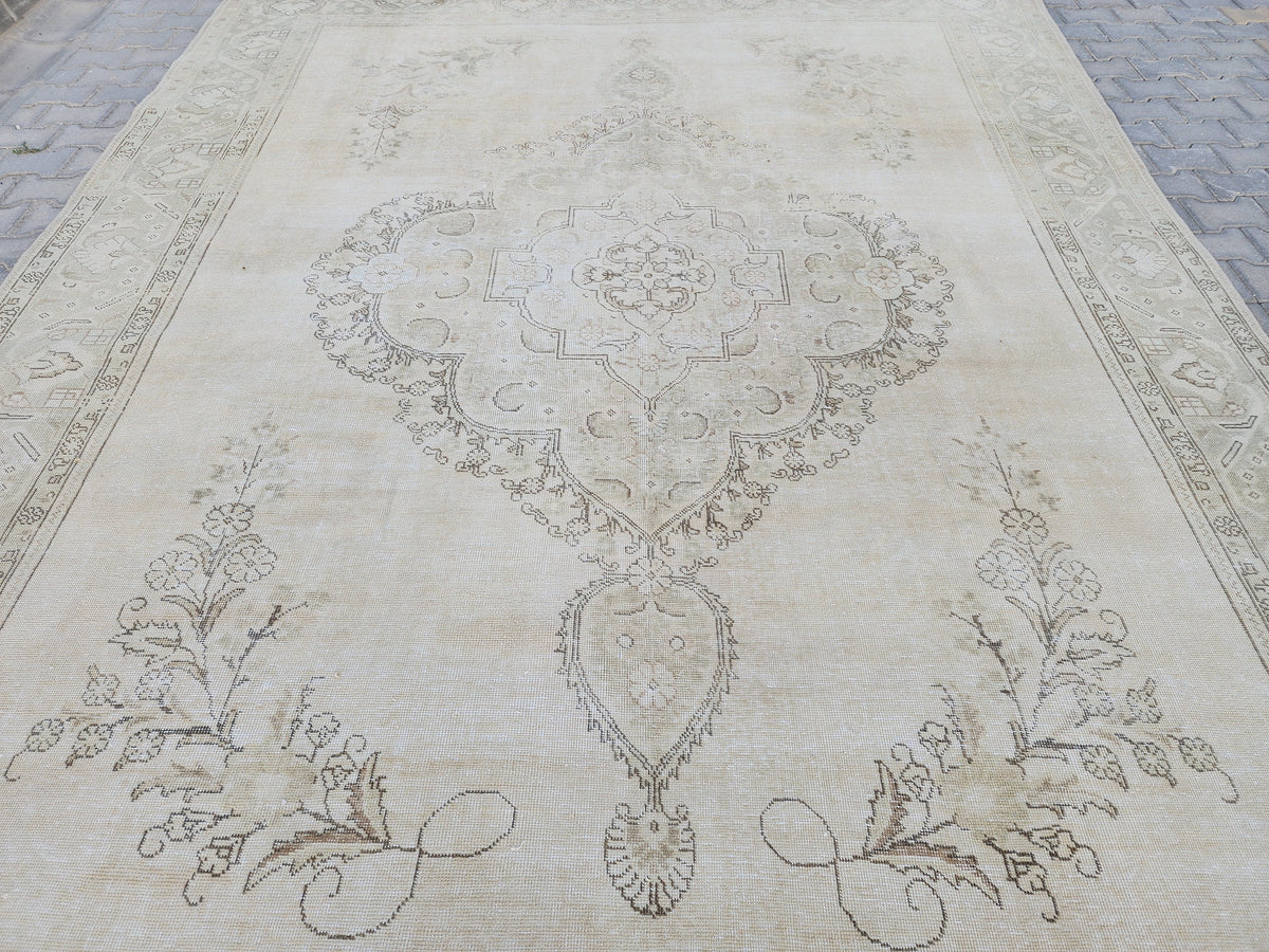 9x12 Vintage Area Rug: Hand-Knotted Wool, Gray & Ivory
