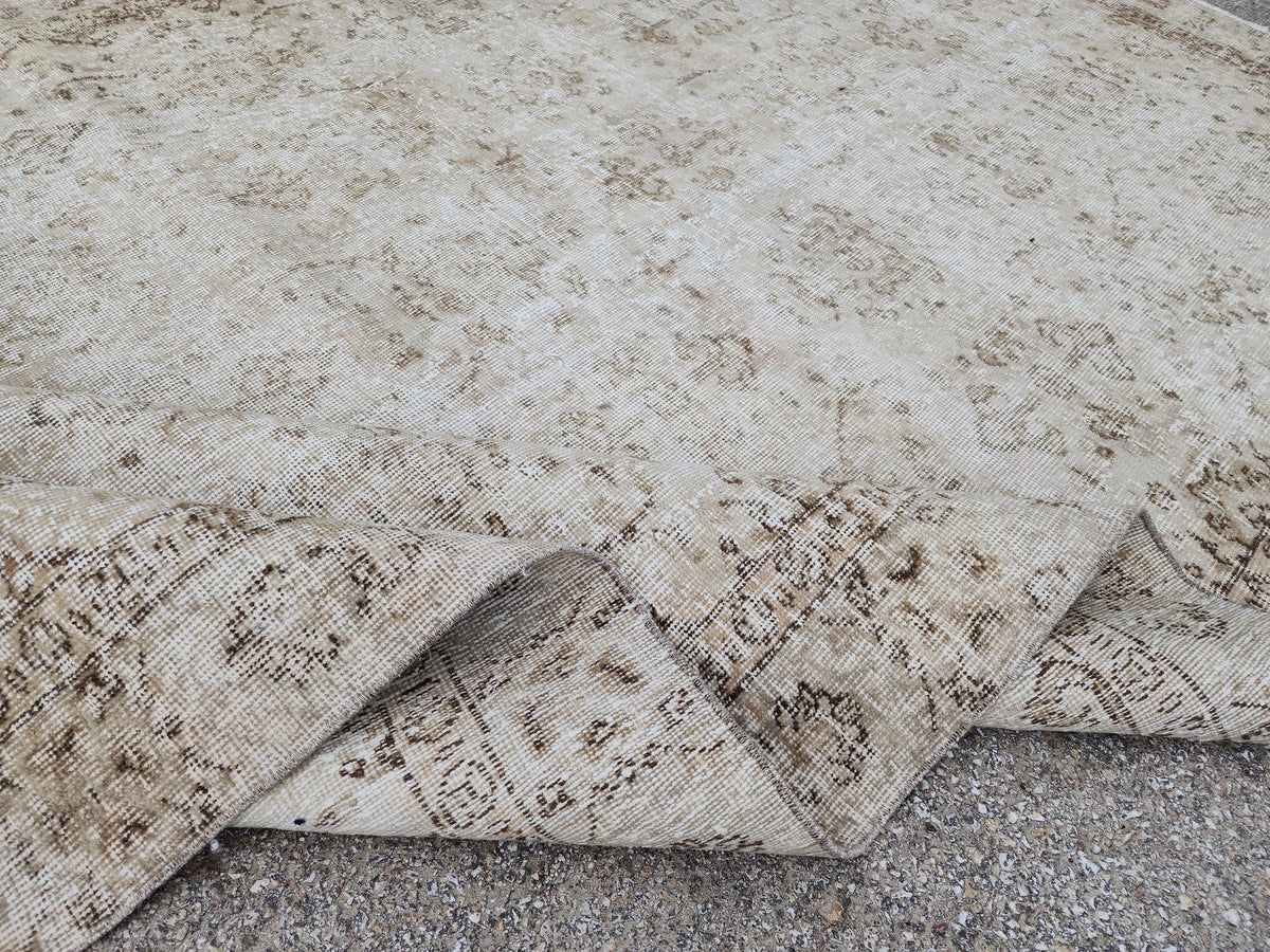 6x9 Vintage Beige Oushak Rug: Turkish Wool, Geometric Design