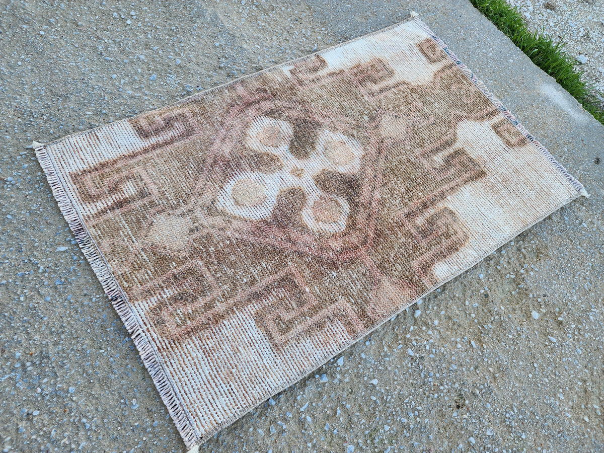 Vintage Oushak Area Rug: Small Oriental Door Mat (1.9x2.8)