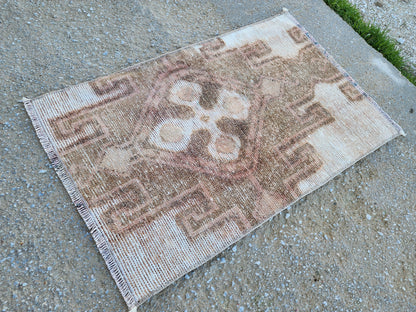 Vintage Oushak Area Rug: Small Oriental Door Mat (1.9x2.8)
